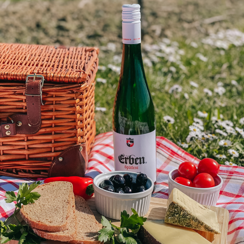 ERBEN Spätlese Feinfruchtig 0,75l - Weißwein - stehend auf einer Pickickdecke neben einem Picknickkorb und einer Vesperplatte 
