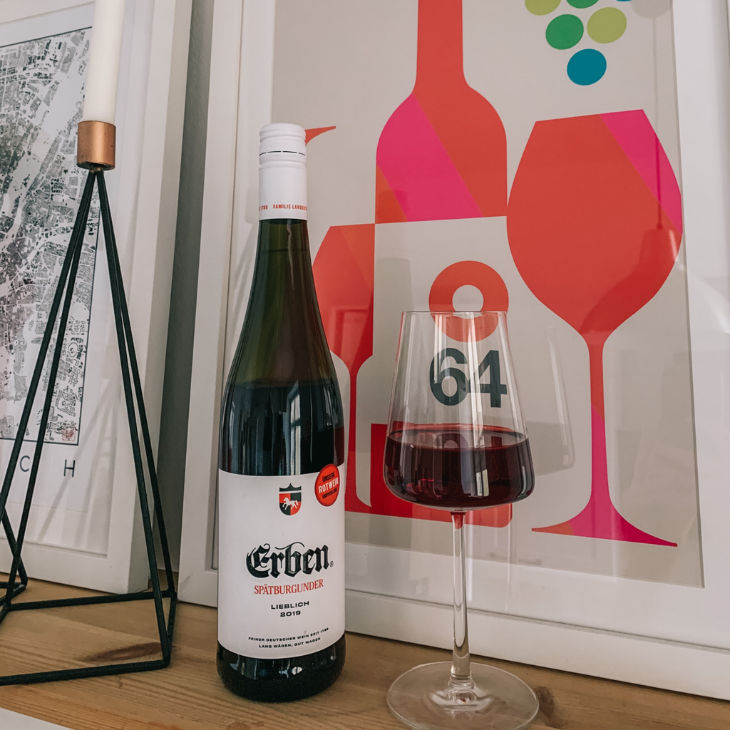 ERBEN Spätburgunder Lieblich 0,75l - Rotwein - stehend vor einem Bild auf dem eine Weinflasche und zwei Weingläser in pink zu erkennen sind