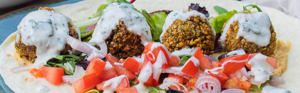 Falafel mit Hummus und Salat - veganes Gericht mit passender Weinempfehlung