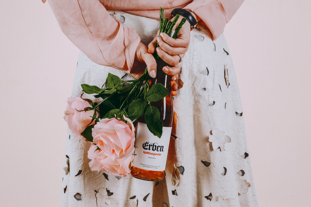 ERBEN Spätburgunder Rosé und ein Strauß Blumen sind ein perfektes Geschenk