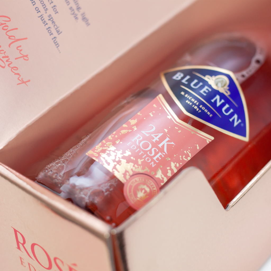 BLUE NUN 24K Rosé Edition in ansprechender Geschenkverpackung zaubert ein Lächeln ins Gesicht