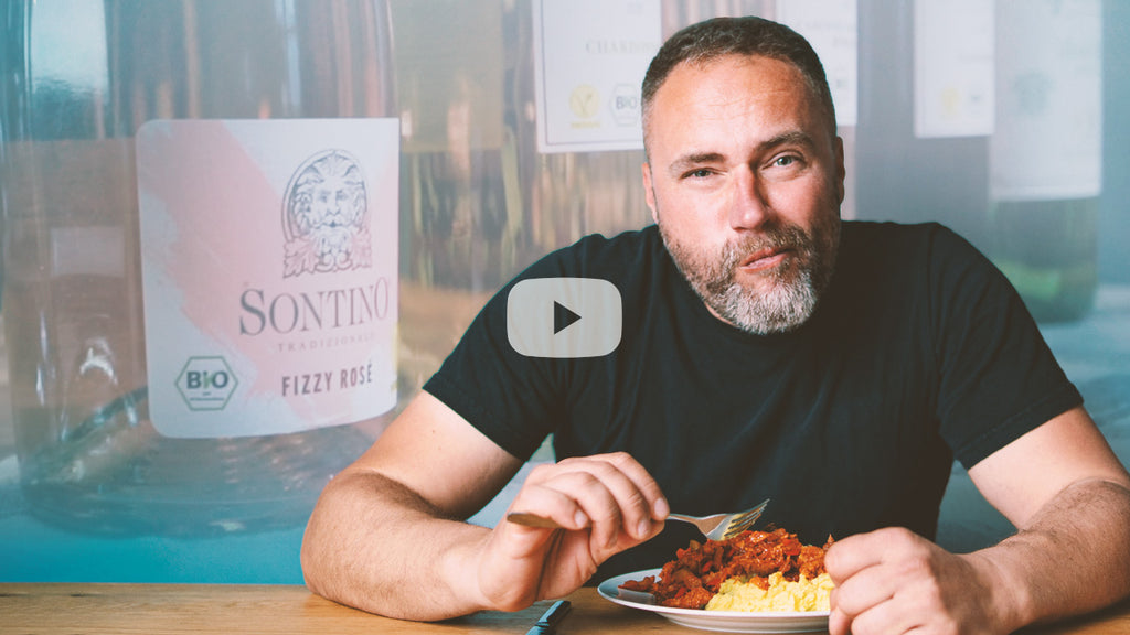 YouTube Video zum Beitrag "Was macht einen Wein vegan" mit SONTINO und dem veganen Koch Alex Flohr