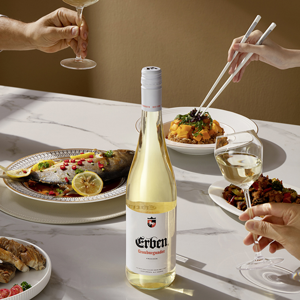 ERBEN Grauburgunder Trocken 0,75l - Weißwein - stehend auf einem gedeckten Tisch 
