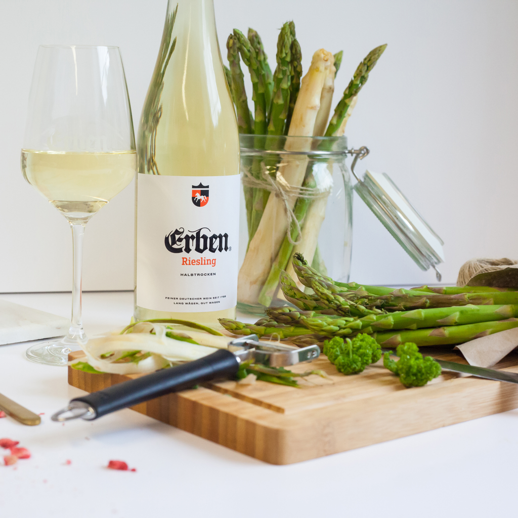 ERBEN Riesling Halbtrocken 0,75l - Weißwein - stehend neben grünem Spargel und einem gefüllten Weinglas