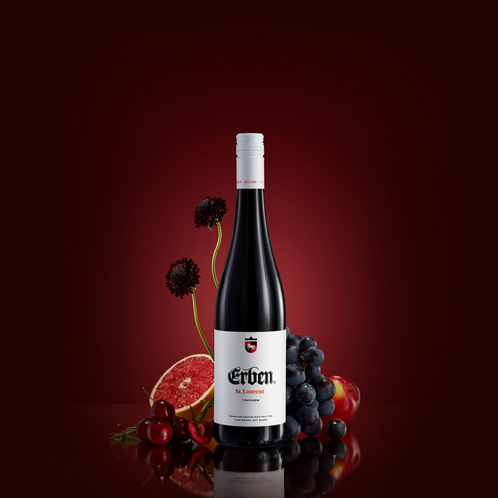 ERBEN St. Laurent Trocken 0,75l - Rotwein - stehend vor roten Früchten 