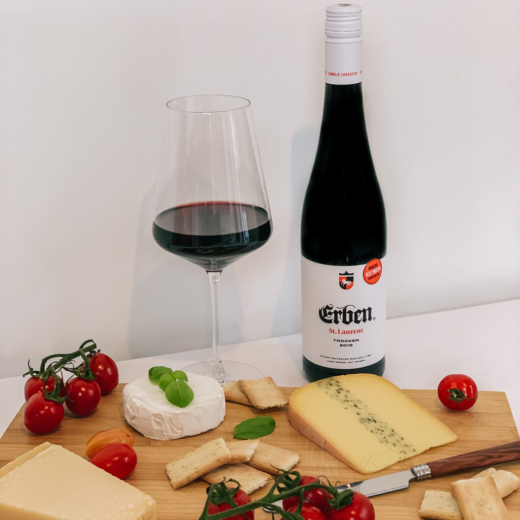 ERBEN St. Laurent Trocken 0,75l - Rotwein - stehend hinter einer Käseplatte