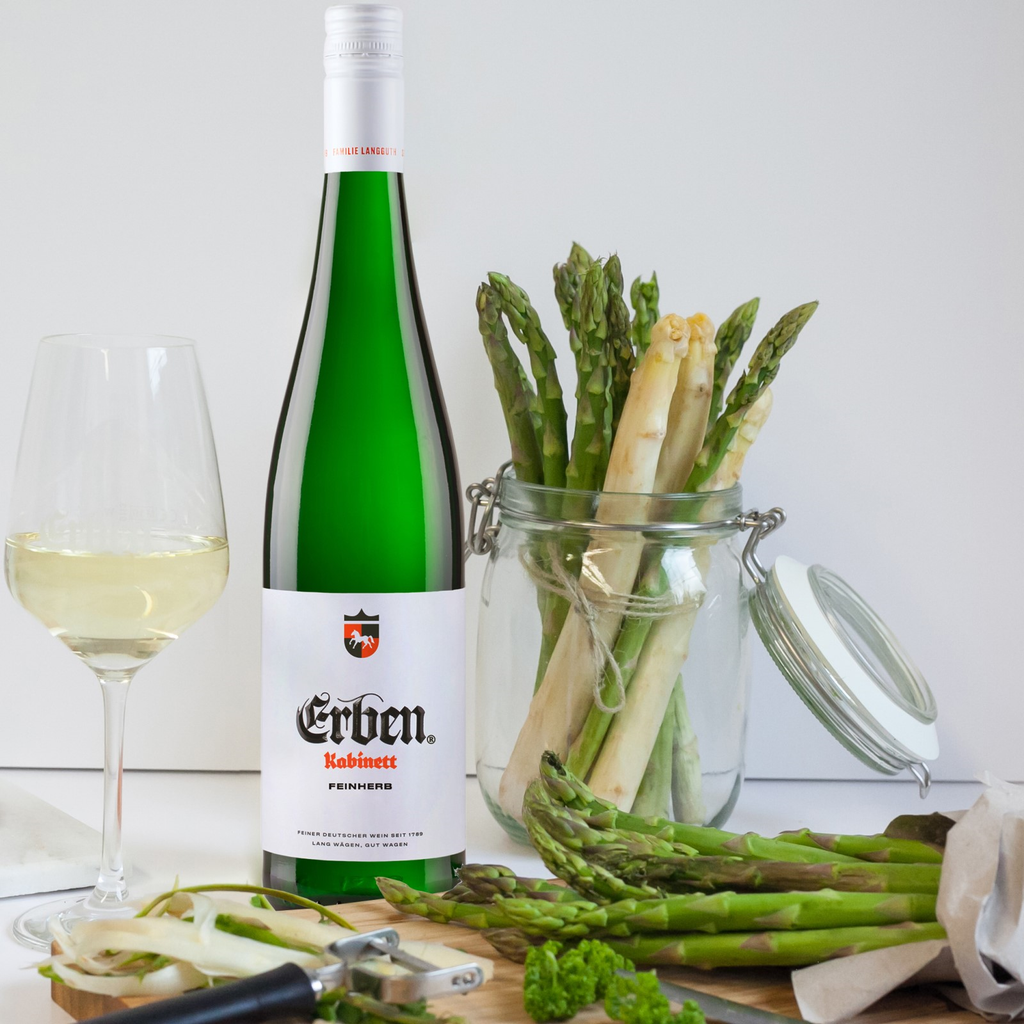 ERBEN Kabinett Feinherb 0,75l - Weißwein - stehend auf einem Tisch einem Weinglas und grünem SpargelERBEN Kabinett Feinherb 0,75l - Weißwein - stehend auf einem Tisch einem Weinglas und grünem Spargel