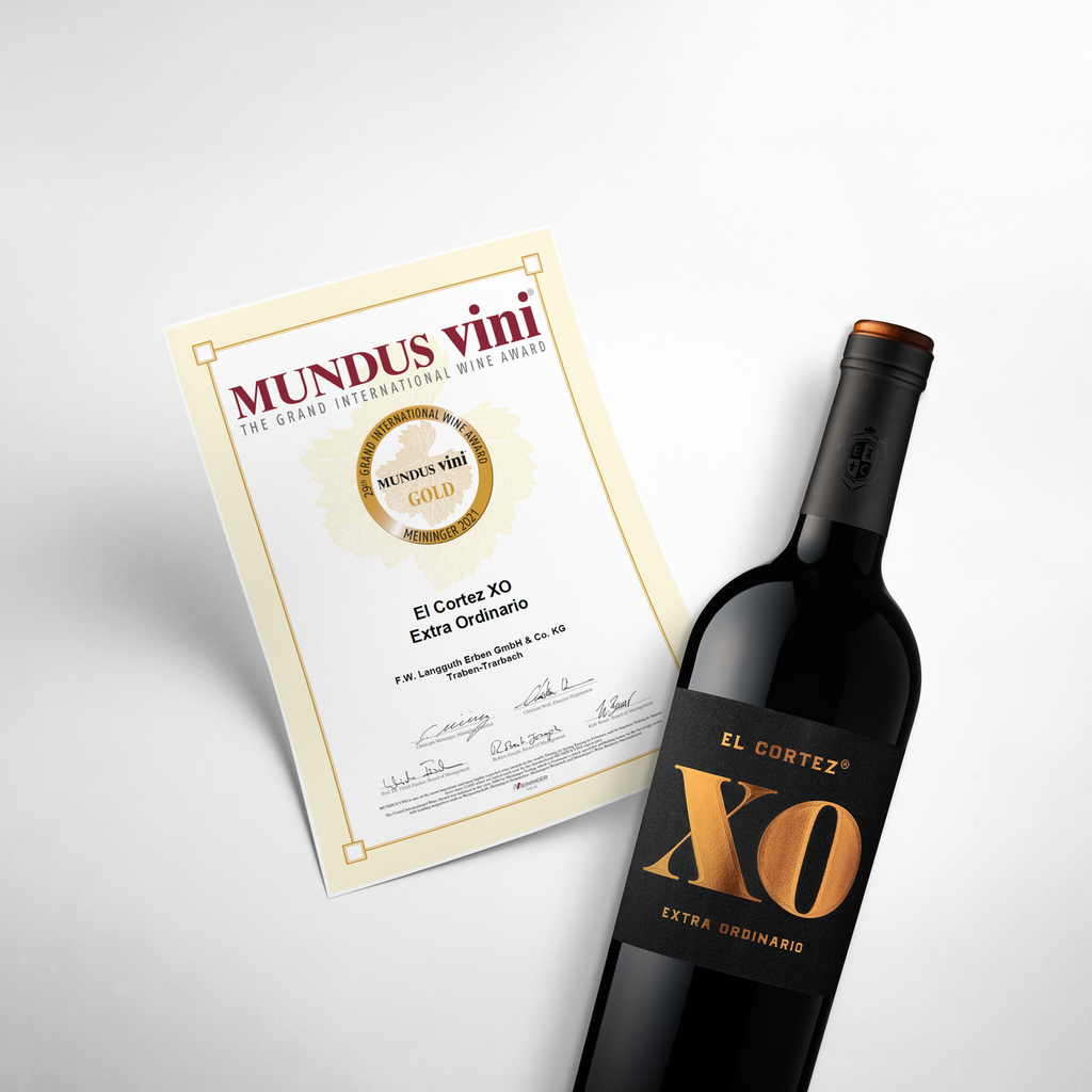 EL CORTEZ XO Extra Ordinario Halbtrocken 0,75l Flasche mit Mundus Vini Gold-Urkunde 2021 im Hintergrund 